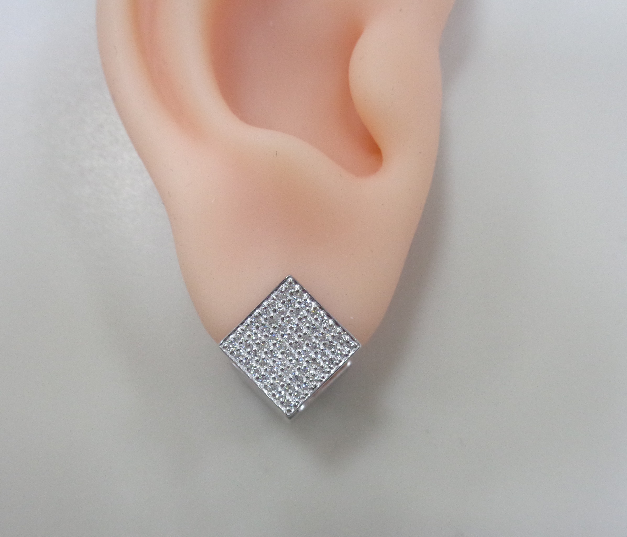 Серьги из белого золота с черными бриллиантами